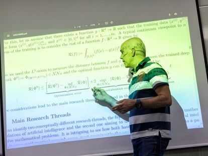 David Contreras, profesor de Matemáticas e Inteligencia Artificial durante una clase en la Escuela Técnica Superior de Ingeniería ICAI, Madrid.