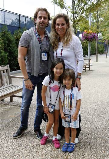 Arantxa Sanchez Vicario,con Josep Santacana, y dus dos hijos.