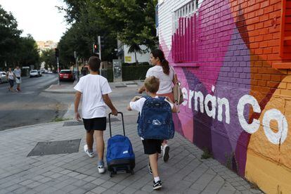 Una madre lleva sus hijos por el primer día de colegio, en Madrid.