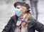 Una mujer protegida con mascarilla y guantes sanitarios realiza compras durante el sexto día del estado de alarma por coronavirus, en Madrid.
 
 