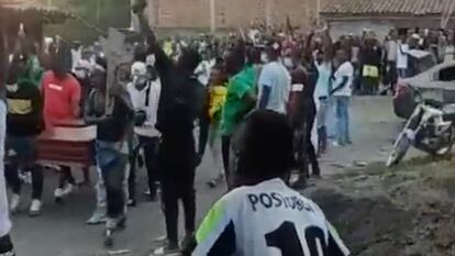 Hombres disparan sus armas al cielo durante la procesión fúnebre de 'Gomelo', el 21 de septiembre, en una imagen difundida en redes sociales.
