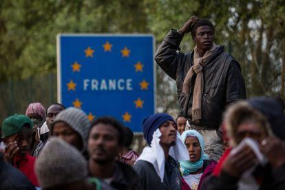 Cientos de inmigrantes esperan para intentar cruzar desde la localidad francesa de Calais a Reino Unido.