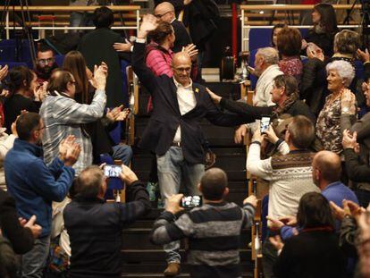 Ra&uuml;l Romeva es aplaudido a su llegada al mitin en Valls