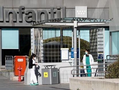 Dos sanitarias en una entrada del Hospital de La Paz de Madrid, que ha atendido a varios de los niños afectados por hepatitis.