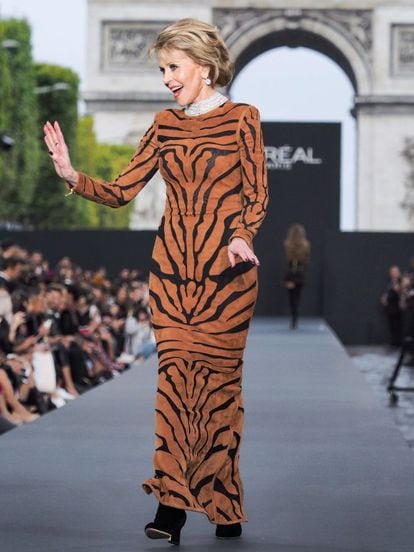 También ha sido protagonista por subirse a una pasarela a punto de cumplir los 80 años. Fue el pasado mes de octubre durante la Semana de la Moda de París, y ella, junto a Helen Mirren, desfilaron en 'Le Defile L'Oreal Paris show' (ambas son imagen y embajadoras de la marca de cosméticos).