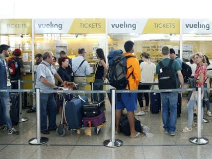 Colas para presentar reclamaciones a Vueling, en la Terminal 1 del Aeropuerto de El Prat, en Barcelona, el pasado lunes.