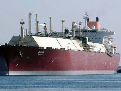 El barco qatarí Duhail atraviesa el pasado 29 de noviembre el Canal de Suez con destino a Alemania con gas natural licuado abordo. 