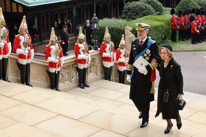 El rey Felipe VI asiste al entierro acompañado de su madre, la reina Sofía.