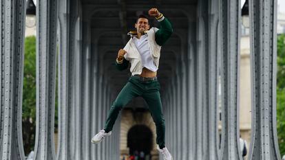 Djokovic salta durante el posado para los medios en el puente Bir-Hakeim de París.