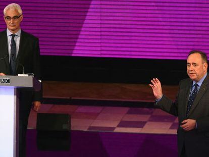 Salmond (derecha) y Darling, en el debate, este lunes.
