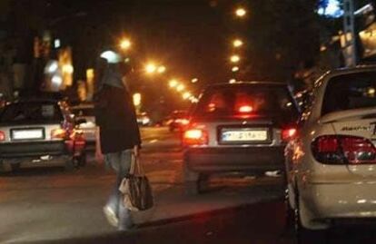 Prostitución callejera en Teherán (Irán),  en una imagen sin fecha.