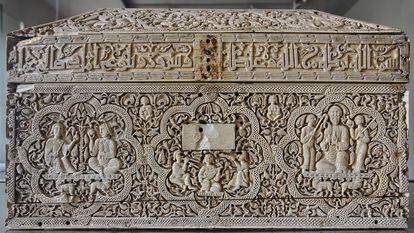Arqueta de Leyre, elaborada en marfil en 1004-5, que se encuentra en el Museo de Navarra. Joya de arte islámico para guardar perfumes o joyas que los cristianos usaron para contener reliquias.