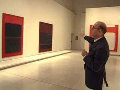Oliver Wick, especialista en Rothko, ante cuadros del pintor.