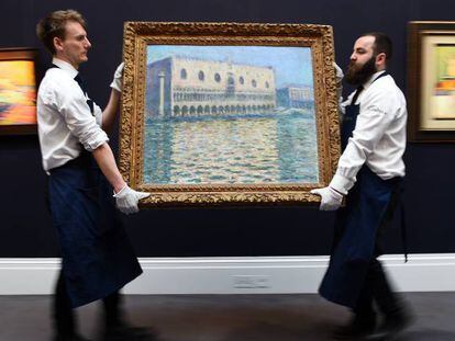 Operarios de Sotheby’s retiran “El Palacio Ducal”, de Claude Monet, subastada el pasado febrero en Londres. 