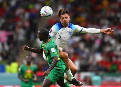 El inglés Jack Grealish salta sobre el senegalés Youssouf Sabaly. 
