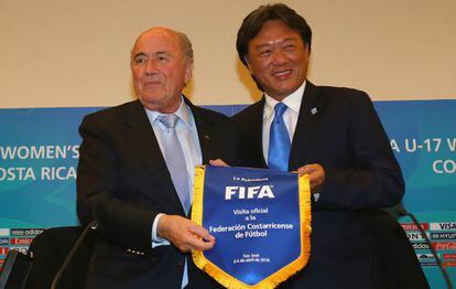 Blatter junto a Eduardo Li, presidente de la federación de Costa Rica.