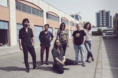 El director Daniel Monzón (segundo por la derecha), con los miembros del grupo musical Derby Motoreta’s Burrito Kachimba en una nave industrial de Sevilla.