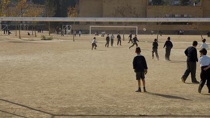 Ni&ntilde;os jugando al f&uacute;tbol en el patio del colegio concertado de educaci&oacute;n segregada Altair de Sevilla, donde solo estudian varones.