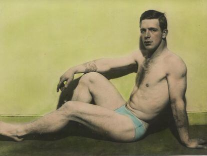 Hombre desnudo para una revista estadounidense de 1950 incluida en el Archivo Arkhé.