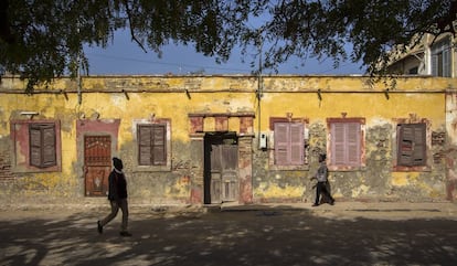 Casa baja del siglo XIX representativa de su tipo en una de las calles de Saint Louis. Los encuadres de las ventanas y puertas y los colores pastel se mantienen conformes al original, pero se han deteriorado por el paso del tiempo.