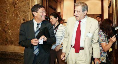 Loza (izquierda) y Serra Ramoneda salen de la comisión.