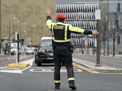 Un policía municipal de Bilbao ordenando el tráfico
 