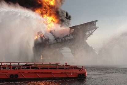 Hundimiento de la plataforma <i>Deepwater Horizon</i> en el golfo de México en abril de 2010.