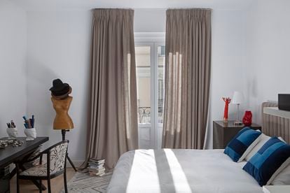 The main bedroom shows the tones that prevail in the house: white and ocher, with some concession to blue.