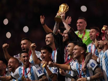 Lionel Messi levanta el trofeo de la Copa Mundial de la FIFA durante la ceremonia de entrega de trofeos después de que Argentina ganara la final de la Copa Mundial de Qatar 2022 entre Argentina y Francia