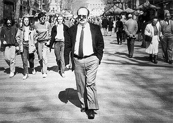 El escritor barcelonés, paseando por las Ramblas de su ciudad, en marzo de 1985.Vázquez Montalbán, entre Santiago Carrillo y Julio Anguita, en mayo de 1988.