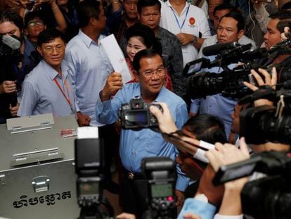 El primer ministro de Camboya, Hun Sen, en un colegio electoral.