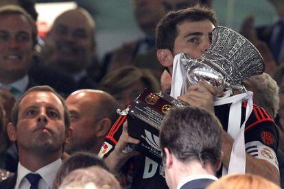 Supercopa de España: Real Madrid, 2 - Barcelona, 1: Casillas besa el trofeo de campeón en presencia del presidente azulgrana, Sandro Rosell.