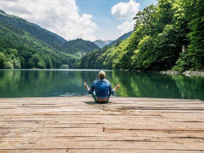 Meditaci&oacute;n ante las tranquilas aguas del lago Biogradsko, en el parque nacional de Biogradska Gora, en Montenegro. 