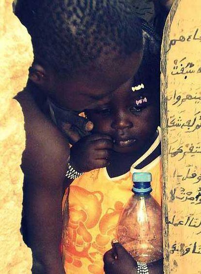 "Niña y su hermano en Djené (Mali)", mejor fotografía de la octava edición de 'El País de los Estudiantes'