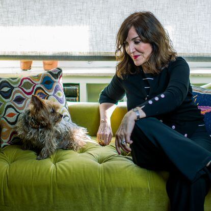 Elvira Lindo, en su casa de Madrid junto a su perra ‘Lolita’.