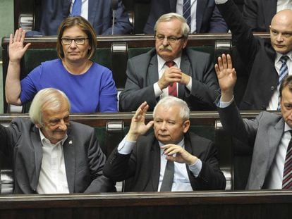 El ex primer ministro Jaroslaw Kaczynski (en el centro) en la votaci&oacute;n en el Parlamento, este jueves.
