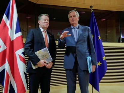 El jefe del equipo negociador europeo, Michel Barnier, y su homólogo británico para el Brexit, David Frost, en Bruselas el 2 de marzo.