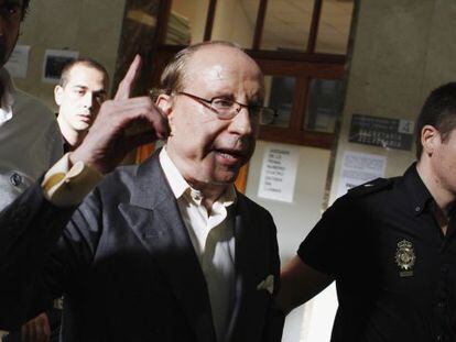 El empresario Jose Mar&iacute;a Ruiz Mateos, escoltado por la polic&iacute;a a su llegada a los juzgados de Palma en 2012