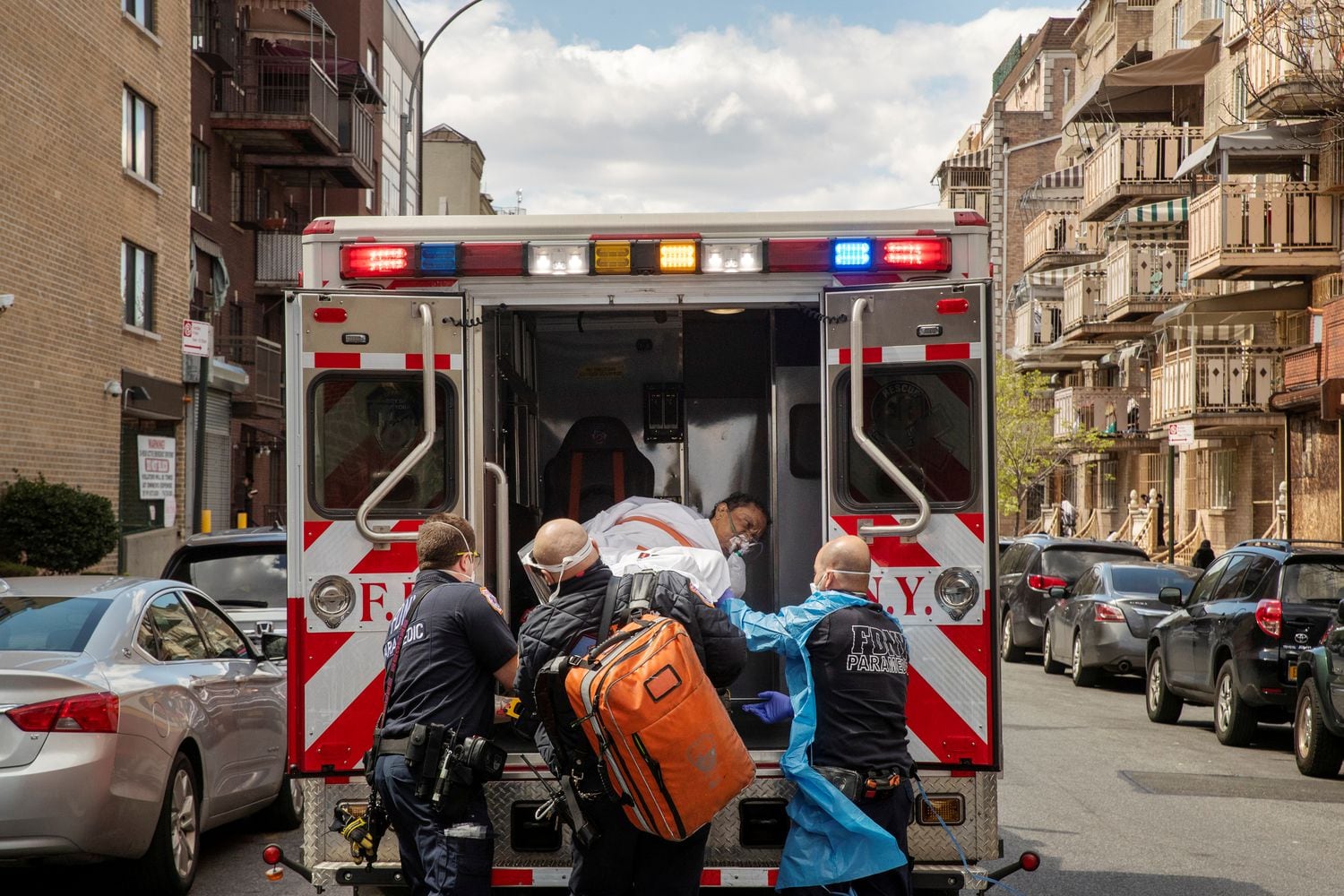 Profesionales sanitarios trasladan este jueves a un hombre en ambulancia en Nueva York.