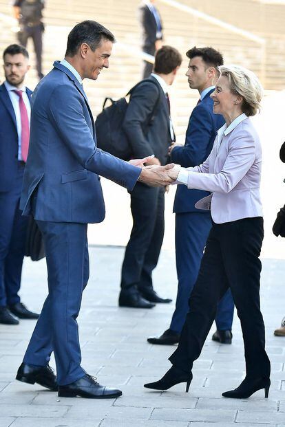Pedro Sánchez da la bienvenida a Ursula von der Leyen, cuando llega a la reunión anual del Cercle d'Economia 2022 en Barcelona, ​​el pasado 6 de mayo.