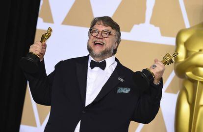 Guillermo del Toro amb els seus dos premis.
