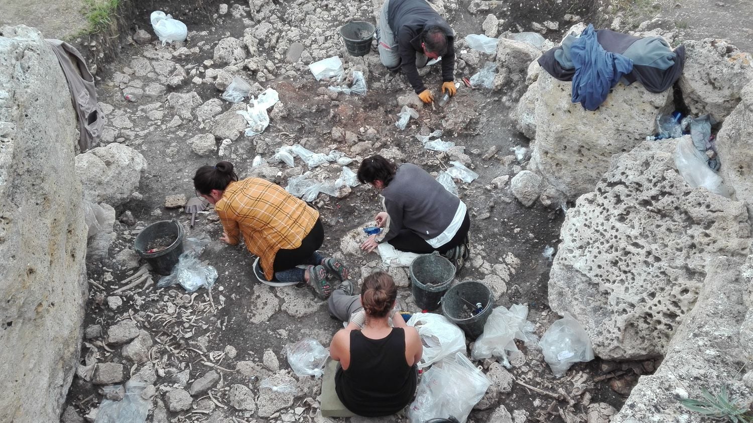 Arqueólogos excavando el lugar de enterramiento de 65 individuos en el dolmen de El Pendón, en Reinoso.