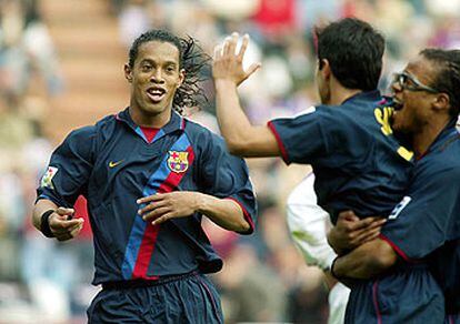 Ronaldinho corre a felicitar a Saviola, abrazado por Davids, tras el gol del argentino.