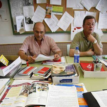 Profesores del instituto de Mutxamel, en Alicante, con libros de Education for Citizenship.