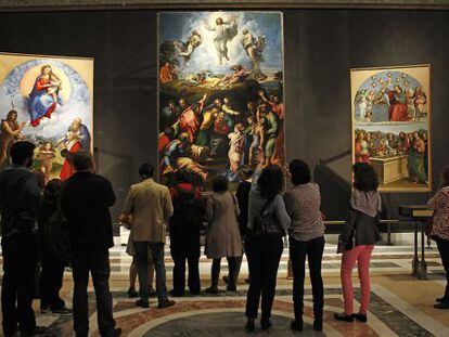 Un grupo de personas contempla la &#039;La Transfiguraci&oacute;n&#039;, de Rafael