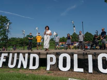 Imagen del 7 de junio de Alondra Cano, miembro del consejo municipal de Minneapolis, quien pide reducir fondos al Departamento de Policía.