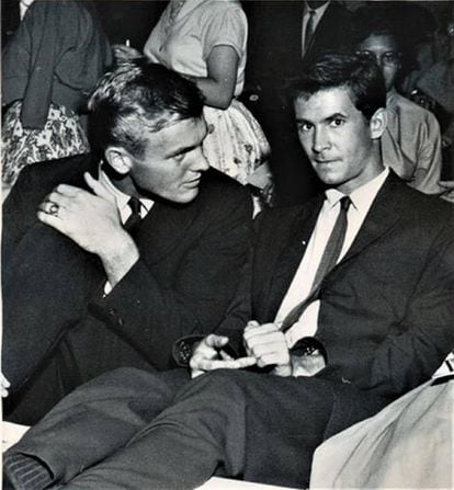 Anthony Perkins con el actor y cantante Tab Hunter, con el que se le relacionó sentimentamente. La imagen es del documental 'Tab Hunter confidential'.