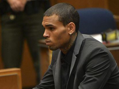 El cantante Chris Brown en el juicio 