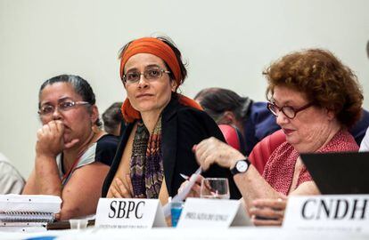 La fiscal Thais Santi, entre la presidenta del IBAMA, Suely Araújo, y la antropóloga Manuela Carneiro da Cunha, de la SBPC.