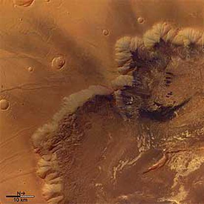 Imagen del centro del cañón Valles Marineris en Marte, tomada por la <i>Mars Express</i>.